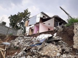 Tanah Ambrol, Rumah di Permukiman Mewah Bandung Barat Rusak Berat
