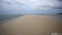Hamparan pasir putih di pantai tersebut juga sukses membuat pengunjung tak sabar untuk mengabadikan pesonanya.