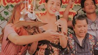 Dapat kejutan manis dari tim manajemennya, Karin berpose dengan kue cokelat bentuk beruang yang menggemaskan di hari jadi perusahaan yang didirikannya. Foto: Instagram @awkarin