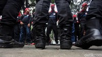 Jelang pengumuman dan penetapan Upah Minimum Provinsi (UMP) serempak oleh para gubernur pada 1 November 2019, para buruh dari Konfederasi Serikat Pekerja Indonesia (KSPI) Jakarta menggelar aksi di depan Balai Kota, Jakarta, hari ini, Rabu (30/10/2019).