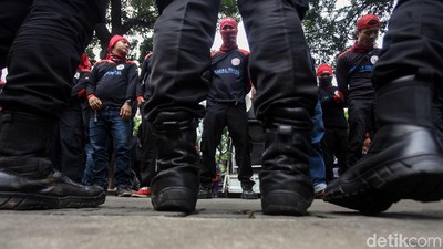 Ratusan Buruh Geruduk Kantor Anies Tuntut UMP Rp 4,6 Juta