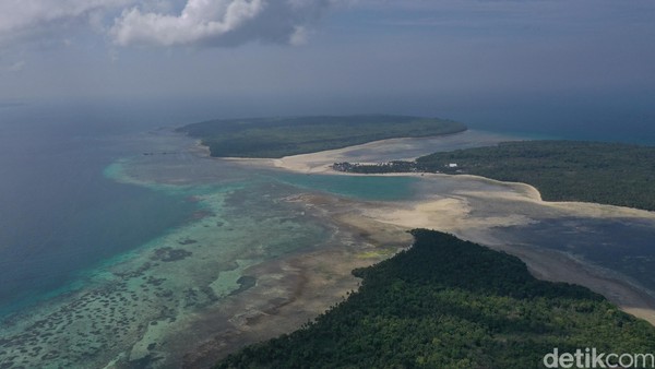 Dari ibukota Jakarta, tentu dibutuhkan waktu yang lumayan untuk mencapainya. Oleh sebab itu, Pantai Ngurtavur juga masih anti mainstream (Foto: Didik Dwi Haryanto/detikcom) Dari ibukota Jakarta, tentu dibutuhkan waktu yang lumayan untuk mencapainya. Oleh sebab itu, Pantai Ngurtavur juga masih anti mainstream (Foto: Didik Dwi Haryanto/detikcom)