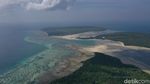 Foto Drone: Pantai yang Pasirnya Memanjang ke Depan 2 Km