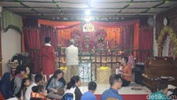 Salah satu kuil di Pasar Baru yaitu Hare Krishna merayakan Diwali dengan melakukan sembahyang dan berkumpul untuk makan bersama. (Putu Intan Raka Cinti/detikcom)