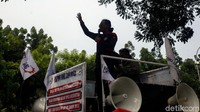 Rp 4,6 juta itu perhitungannya adalah berdasarkan survey dari beberapa kawan-kawan yang ada di dalam federasi KSPI. Kita juga sudah survey masuk-masuk ke pabrik, swalayan. Itu kan harganya real kalo di swalayan. Ada daftar harganya. kita masukkan, kita input di situ, kita jumlahkan, ungkap Winarso.