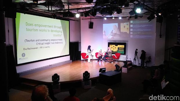 Diskusi Tourism and Community Empowerment: Critical Insight from Indonesia di @america, Mall Pacific Place