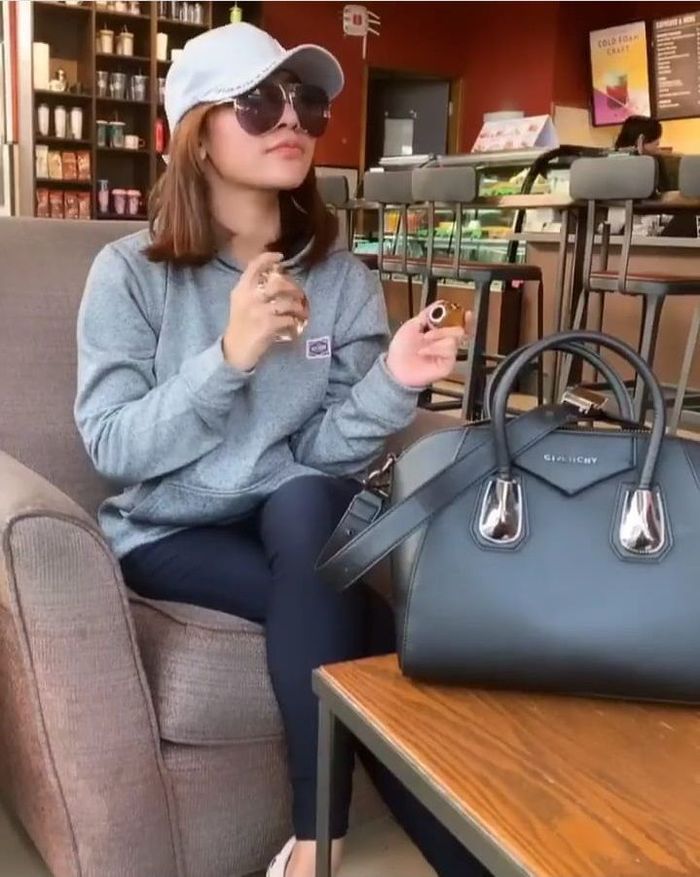 Pose Keren Liza Aditya, Artis yang Diisukan dengan Atta ...