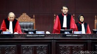 Sidang dihadiri Ketua Majelis Hakim Anwar Usman ditemani dua anggota lainnya Enny Nurbaningsih dan Wahiduddin Adams.
