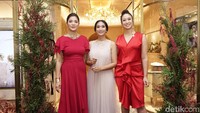 Franka Franklin bersama Happy Salma saat ditemui di pembukaan toko perhiasan di Plaza Indonesia, Jakarta Pusat pada Rabu (30/10). Pool/Palevi S/detikFoto.