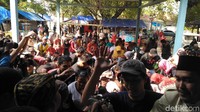 Masyarakat yang tengah berkumpul di depan Bangsal Jinem Keraton Kanoman Cirebon langsung berebut koin. Mereka rela saling dorong, merangkak demi uang koin. (Sudirman/detikcom)