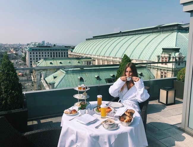 Menjadi cucu bahkan calon pewaris brand fashion, Princess Talita tentu punya gaya yang menarik. Tak heran, jika ia dipilih untuk mengeluarkan koleksi dan dinominasikan jadi pewaris. Di Instagram, ia lebih sering terlihat berpakai feminin dengan dress. Foto: Instagram @tvf