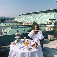 Menjadi cucu bahkan calon pewaris brand fashion, Princess Talita tentu punya gaya yang menarik. Tak heran, jika ia dipilih untuk mengeluarkan koleksi dan dinominasikan jadi pewaris. Di Instagram, ia lebih sering terlihat berpakai feminin dengan dress. Foto: Instagram @tvf