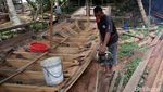 Mengintip Proses Pembuatan Kapal Pompong di Natuna
