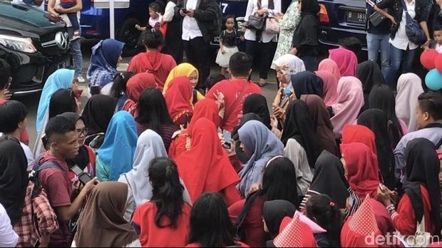 Sah Jadi Artis Ya! Fans Fanatik Betrand Peto Selalu Ada