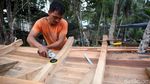 Mengintip Proses Pembuatan Kapal Pompong di Natuna