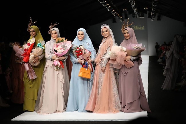 Dewi Perssik berpose bersama dengan muse fashion show lainnya, yaitu Adelia Pasha, Lebby Wilayati dan Rizkia Zubaidi. Mereka semua memeragakan busana Wwiek Muslimah yang bertajuk Saison Des Fleurs Collection. Foto: Dok. Instagram @adeliapasha