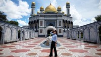 Selain aktif mengikuti turnamen bulu tangkis, Nat juga suka jalan-jalan. Begini gayanya saat berada di depan Masjid Jame Asr Hassanil Bolkiah, Brunei Darussalam (Instagram/@nitchaon)