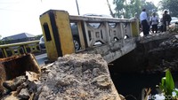 Dalam waktu dekat, jembatan Kali Caglak yang berlokasi di jalan lapangan tembak  Cibubur, Jakarta Timur ini akan segera diperlebar.