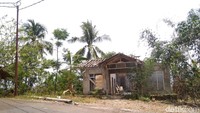 Jalan sepanjang itu hanya dibangun dalam waktu satu tahun (1807 - 1808), di bawah kekuasaan tangan besi Gubernur Jenderal Herman Willem Daendels. Ceceran keringat, darah dan nyawa tumpah dari ribuan pekerja paksa (Yudha/detikcom)