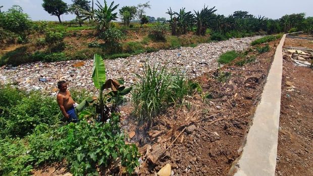 Warga Melihat Sampah Kali Jambe Bekasi