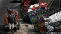 Sampah-sampah tersebut diangkut dari pemukiman warga dengan gerobak.