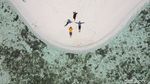 Foto Drone: Pantai yang Pasirnya Memanjang ke Depan 2 Km