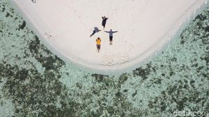Foto Drone: Pantai yang Pasirnya Memanjang ke Depan 2 Km