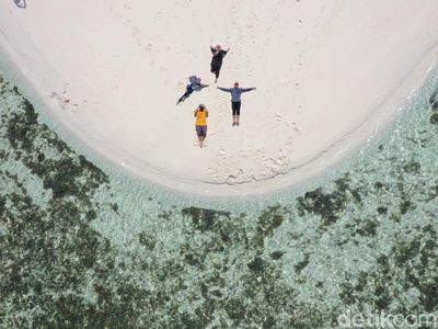 Foto Drone: Pantai yang Pasirnya Memanjang ke Depan 2 Km