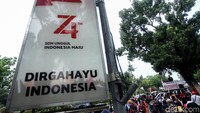 Massa buruh tersebut menuntut UMP 2020 dinaikkan sebesar 16%.