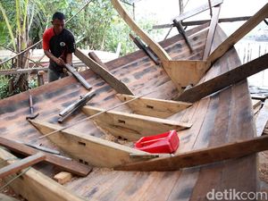 Mengintip Proses Pembuatan Kapal Pompong di Natuna
