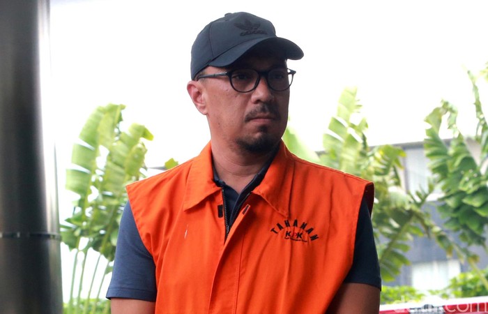 Tersangka Pejabat Pembuat Komitmen (PPK) Dinas Pekerjaan Umum Muara Enim Elfin Muhtar memasang wajah tegang dalam saat jalani pemeriksaan lanjutan di KPK.