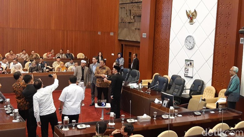 DPR Tetapkan Pimpinan Komisi IV Mitra Menteri KKP Edhy Prabowo DPR Tetapkan Pimpinan Komisi IV Mitra Menteri KKP Edhy Prabowo