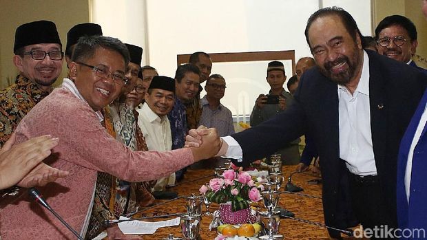 Surya Paloh berjabat tangan dengan Sohibul Iman
