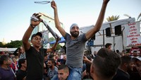 Aksi demo besar-besaran di Lebanon dipicu oleh kemarahan warga atas meningkatnya biaya hidup dan rencana pajak baru, termasuk biaya panggilan WhatsApp, yang dengan cepat ditarik kembali setelah protes pecah. Ini adalah demonstrasi terbesar dalam beberapa puluh tahun terakhir. Foto: REUTERS/Ali Hashisho