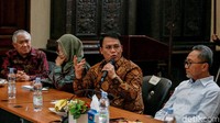 Dalam diskusi tersebut Zulkifli mengajak seluruh elemen masyarakat untuk bersatu menghadapi tantangan yang akan dihadapi oleh Indonesia daripada terus menerus terbelah akibat Pilpres 2019.