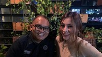 Soal isu skandal yang membawa nama dirinya tersebut telah ditepis oleh sahabatnya, karena sahabatnya yakin Liza Aditya tidak mungkin berbuat seperti itu. Hubungan dengan sahabatnya memang erat, seperti saat nongkrong bareng di kafe ini. Foto: Instagram @lzdtya