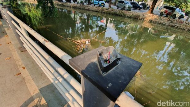 Lampu pedestrian rusak.