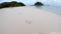 Ada kisah menarik dari pulau yang tersohor dengan panorama pantainya yang indah dan berpasir putih ini. Nama pulau Senoa diambil dari bahasa setempat yang berarti hamil atau berbadan dua.