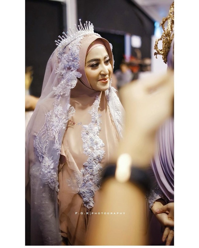 Dewi Murya Agung atau dikenal dengan nama Dewi Perssik yang mengawali kariernya dengan menjadi penyanyi dangdut lebih dikenal dengan penampilan seksinya. foto: Dok. Instagram @dewiperssikreal