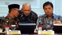 Menteri Koordinator Perekonomian Airlangga Hartarto juga ikut dalam rapat yang membahas soal ekonomi tersebut.