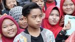 Resmi Jadi Artis! Aksi Betrand Peto bersama Fansnya