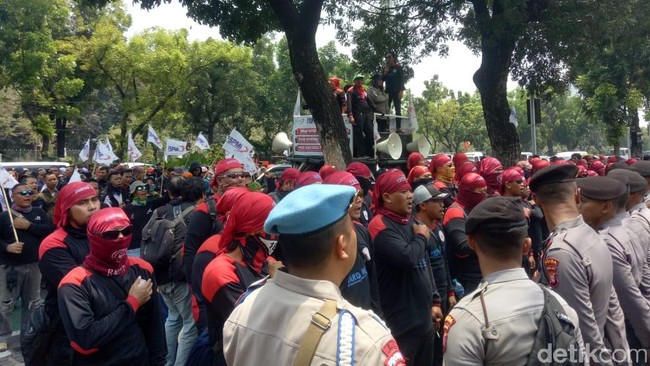 Buruh Minta Anies Naikkan UMP DKI Jadi Rp 4,6 Juta