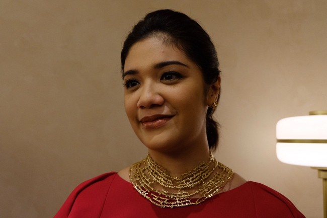 Kalimat yang tertulis pada kalung yang dikenakan Franka ini berbunyi Cinta itu indah, begitu juga kebinasaan yang membuntutinya, orang harus berani menanggung akibatnya. Foto: Anggi Mayasari/Wolipop