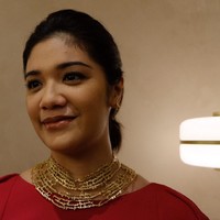 Kalimat yang tertulis pada kalung yang dikenakan Franka ini berbunyi Cinta itu indah, begitu juga kebinasaan yang membuntutinya, orang harus berani menanggung akibatnya. Foto: Anggi Mayasari/Wolipop