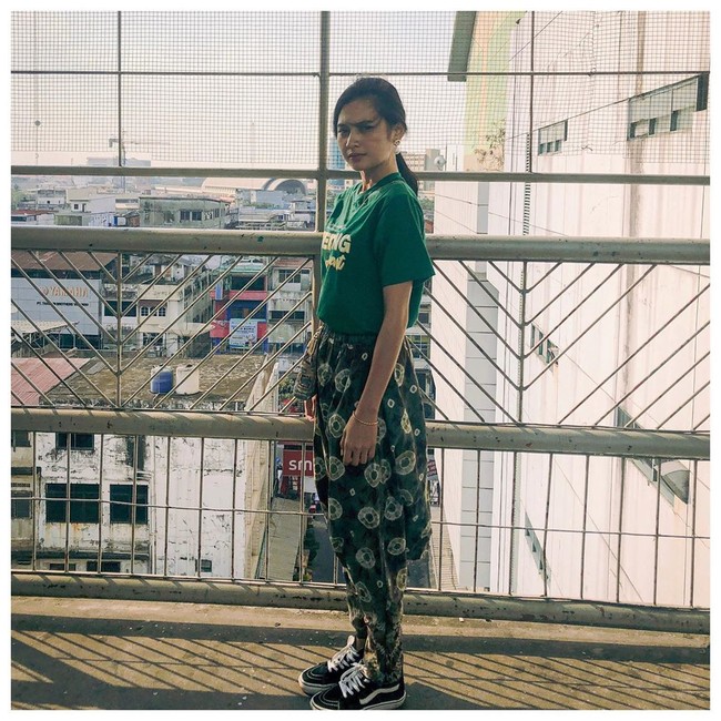 Wanita yang juga bermain film Wedding Agreement itu bahkan tak segan menggunakan kain batik saat mempromosikan filmnya yang rilis pada Agustus silam itu.  Foto: dok. Instagram @indahpermatas