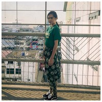 Wanita yang juga bermain film Wedding Agreement itu bahkan tak segan menggunakan kain batik saat mempromosikan filmnya yang rilis pada Agustus silam itu.  Foto: dok. Instagram @indahpermatas