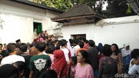Inilah Tawurji, tradisi unik rebutan uang koin dari Cirebon. Tradisi ini masih berlangsung di Keraton Kanoman Cirebon (Sudirman/detikcom)