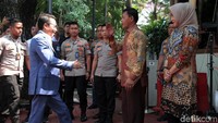 Idham bersama istrinya menyambut langsung jajaran anggota Komisi III. Setelah itu, Idham mengajak mereka masuk ke rumah.