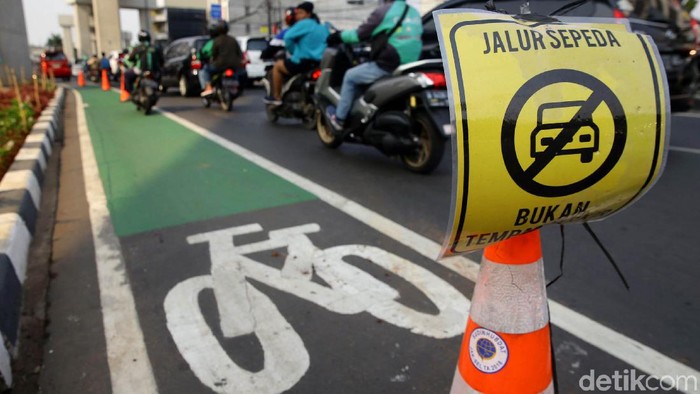 Jalur sepeda yang ada saat ini kurang memungkinkan untuk kebut-kebutan dengan roadbike (Foto: Grandyos Zafna) Jalur sepeda yang ada saat ini kurang memungkinkan untuk kebut-kebutan dengan roadbike (Foto: Grandyos Zafna)