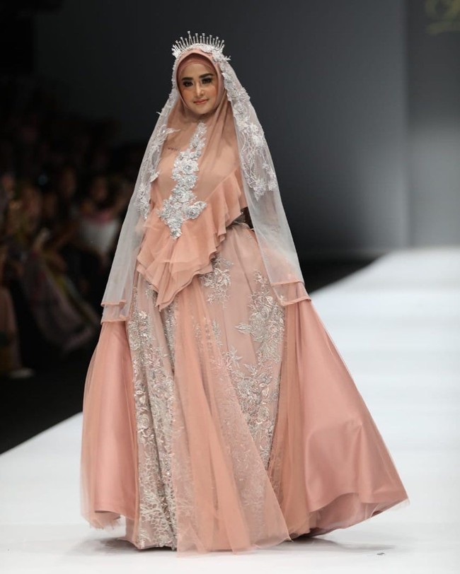 Wanita yang melejit setelah membintangi sinetron Mimpi Manis pada 2006 ini tampil bak pengantin dalam balutan gaun tulle bordir dan memakai  mahkota silver. Foto: Dok. Instagram @dewiperssikreal